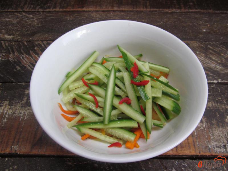 Фото приготовление рецепта: Морковный салат с огурцами шаг №4