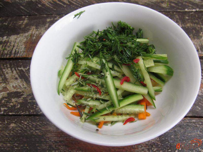 Фото приготовление рецепта: Морковный салат с огурцами шаг №5