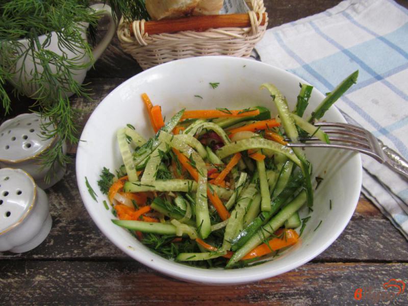 Фото приготовление рецепта: Морковный салат с огурцами шаг №7