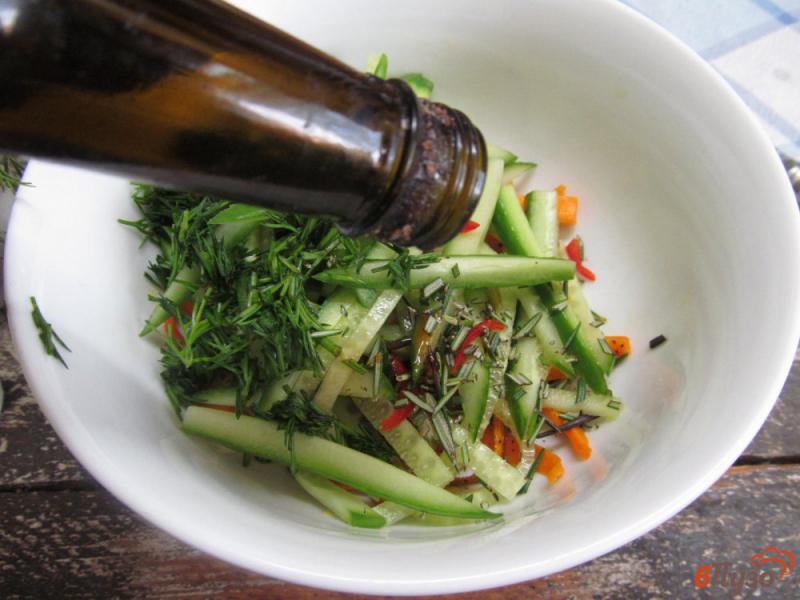 Фото приготовление рецепта: Морковный салат с огурцами шаг №6