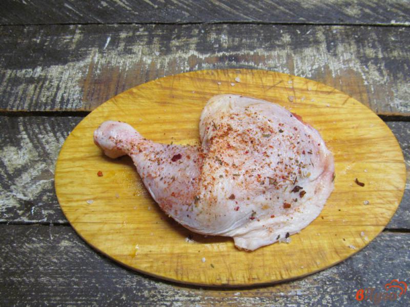 Фото приготовление рецепта: Куриный окорочок с красной капустой шаг №1