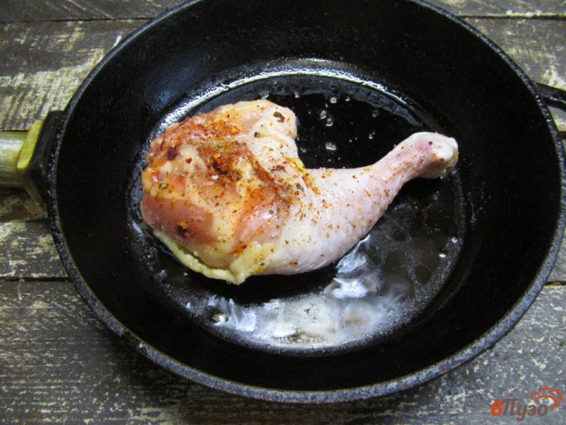 Фото приготовление рецепта: Куриный окорочок с красной капустой шаг №2