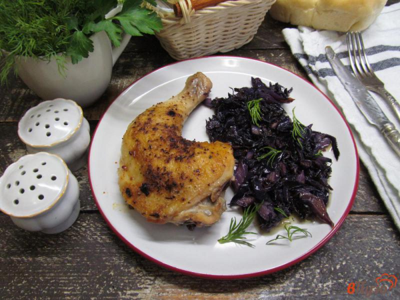 Фото приготовление рецепта: Куриный окорочок с красной капустой шаг №5