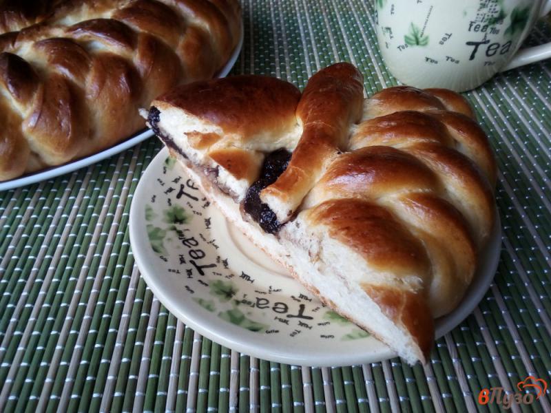 Фото приготовление рецепта: Дрожжевой пирог с клубничным вареньем шаг №14