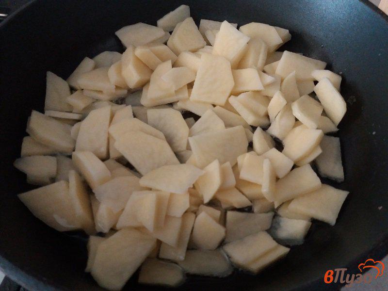 Фото приготовление рецепта: Жареный картофель с хрустящей корочкой и укропом шаг №2