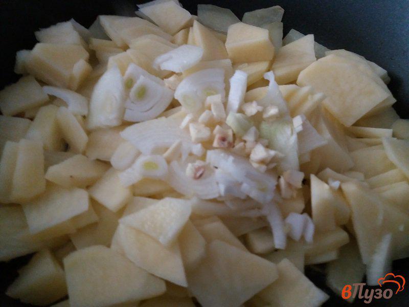 Фото приготовление рецепта: Жареный картофель с хрустящей корочкой и укропом шаг №3