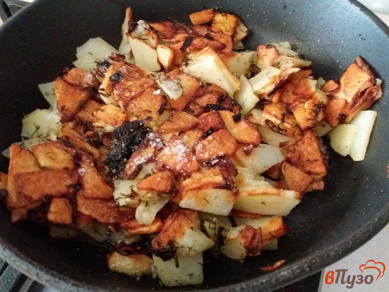 Фото приготовление рецепта: Жареный картофель с хрустящей корочкой и укропом шаг №5