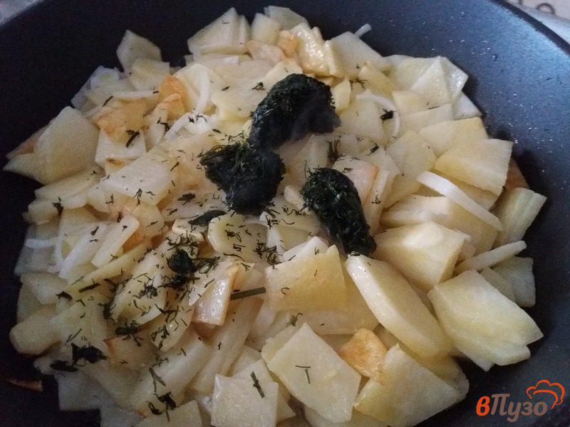 Фото приготовление рецепта: Жареный картофель с хрустящей корочкой и укропом шаг №4