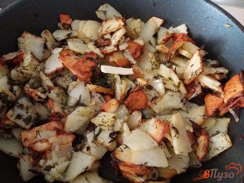 Фото приготовление рецепта: Жареный картофель с хрустящей корочкой и укропом шаг №6
