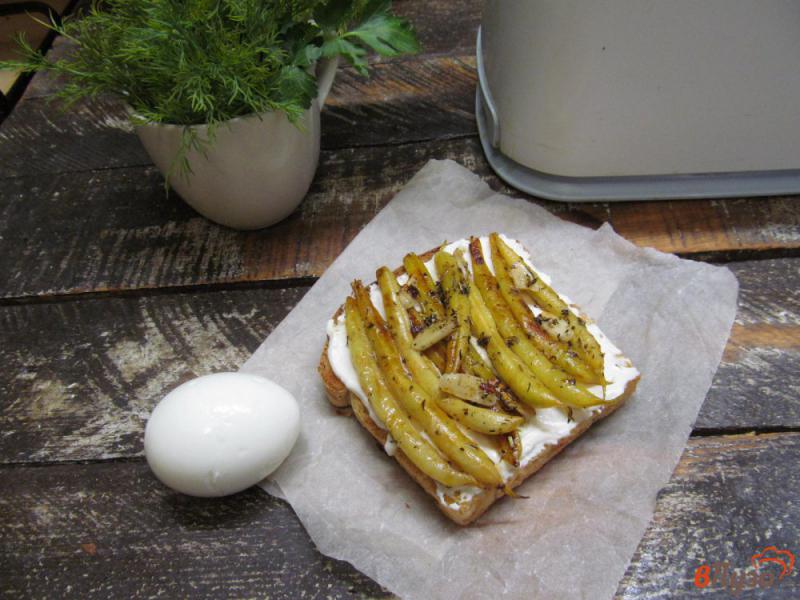 Фото приготовление рецепта: Бутерброд с яйцом и стручковой фасолью шаг №4