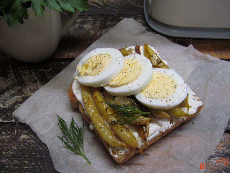 Фото приготовление рецепта: Бутерброд с яйцом и стручковой фасолью шаг №5