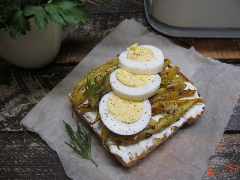 Фото приготовление рецепта: Бутерброд с яйцом и стручковой фасолью шаг №6