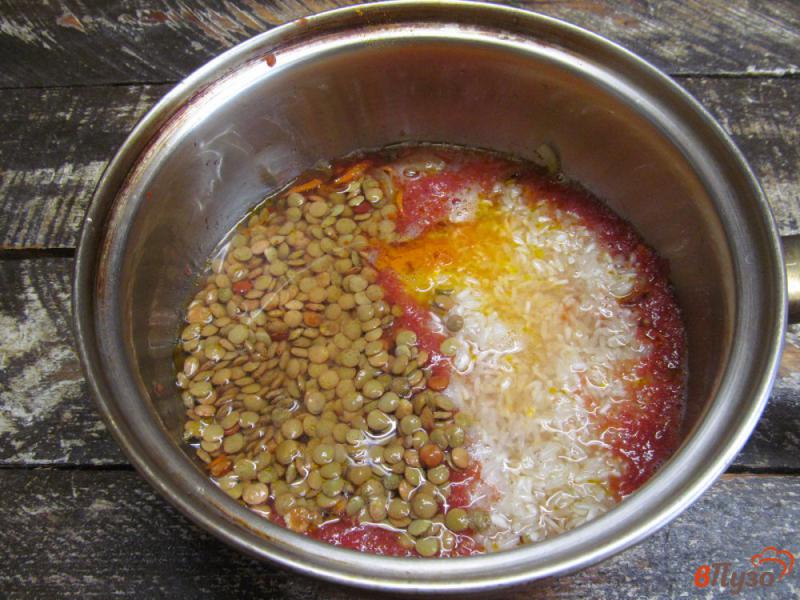 Фото приготовление рецепта: Рисовая каша с овощами и чечевицей шаг №3