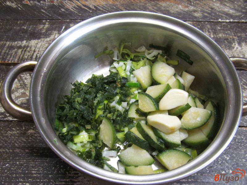 Фото приготовление рецепта: Зеленый суп-пюре с пастой и сыром шаг №3