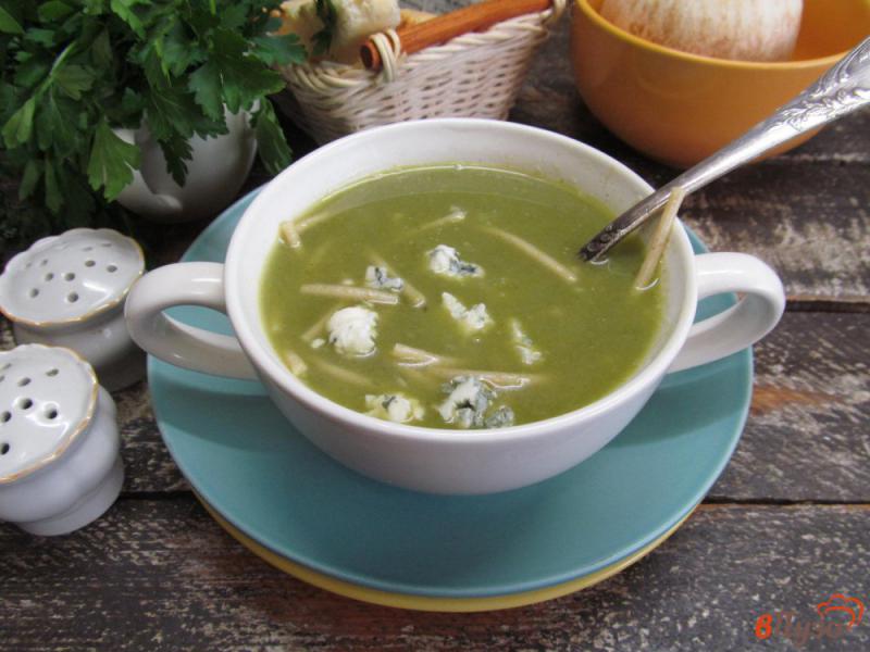 Фото приготовление рецепта: Зеленый суп-пюре с пастой и сыром шаг №8