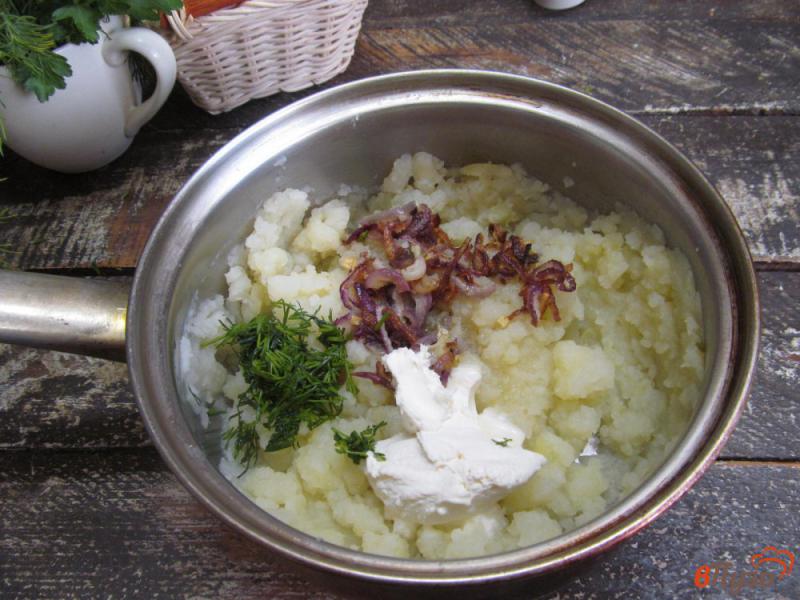 Фото приготовление рецепта: Картофельное пюре со сливками и хрустящим красным луком шаг №3