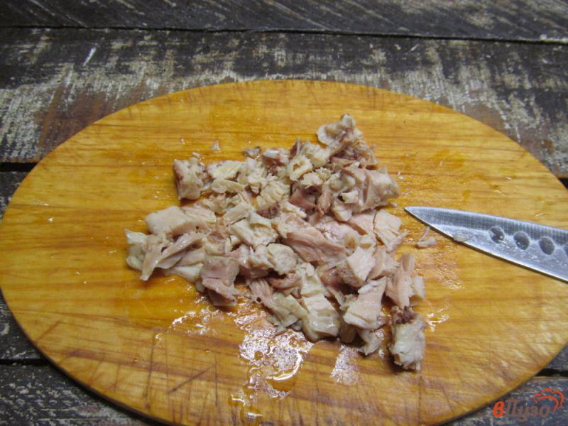 Фото приготовление рецепта: Слоеный салат из курицы с огурцом и морковью шаг №1