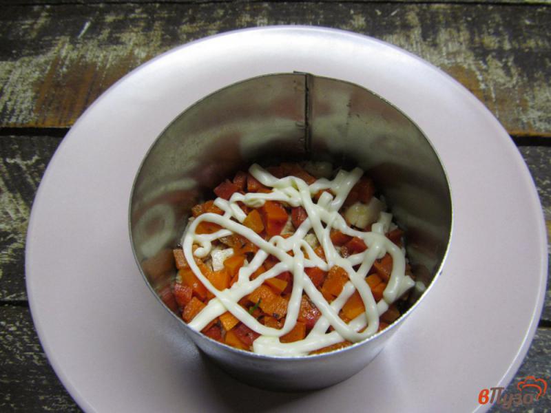 Фото приготовление рецепта: Слоеный салат из курицы с огурцом и морковью шаг №3