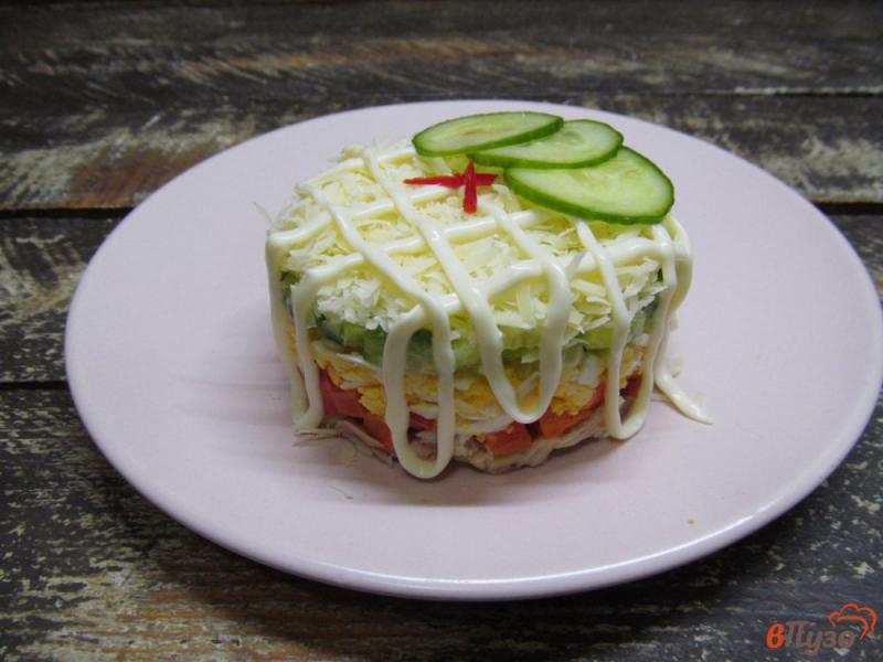 Фото приготовление рецепта: Слоеный салат из курицы с огурцом и морковью шаг №8