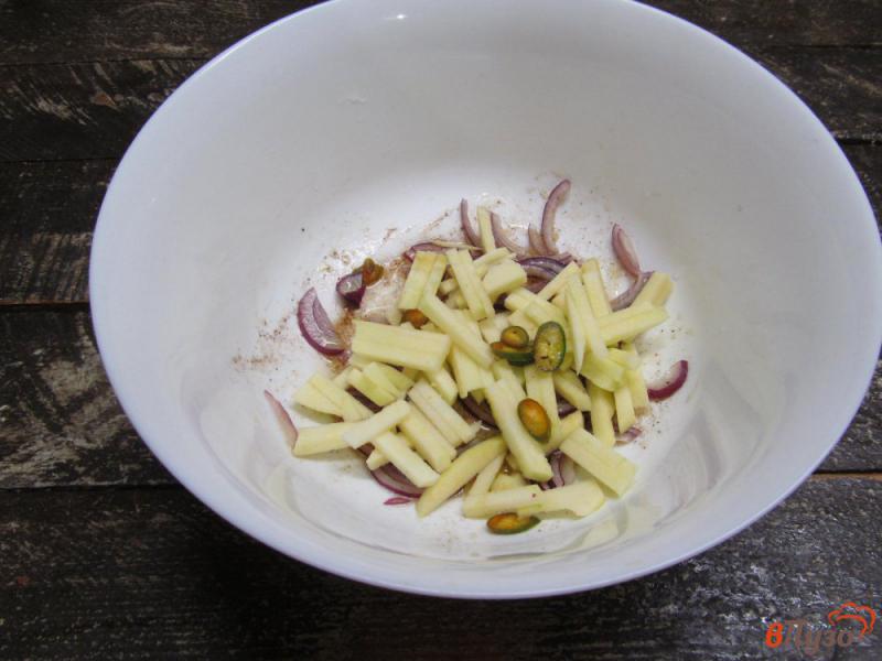 Фото приготовление рецепта: Салат из зелени с яблоком шаг №2