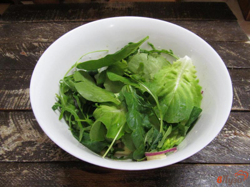 Фото приготовление рецепта: Салат из зелени с яблоком шаг №3