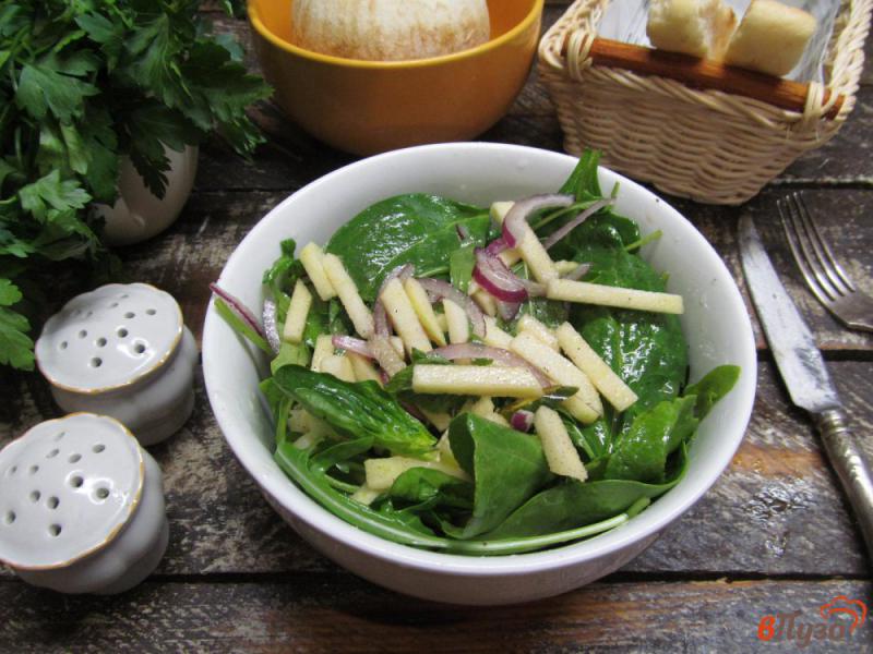 Фото приготовление рецепта: Салат из зелени с яблоком шаг №4