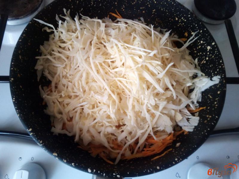 Фото приготовление рецепта: Заливной пирог с капустой и грибами шаг №2