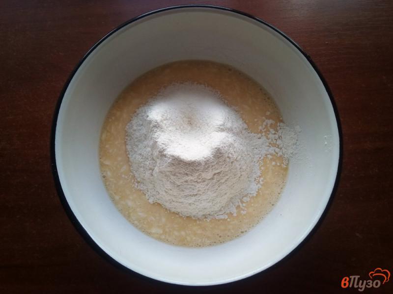 Фото приготовление рецепта: Заливной пирог с капустой и грибами шаг №8