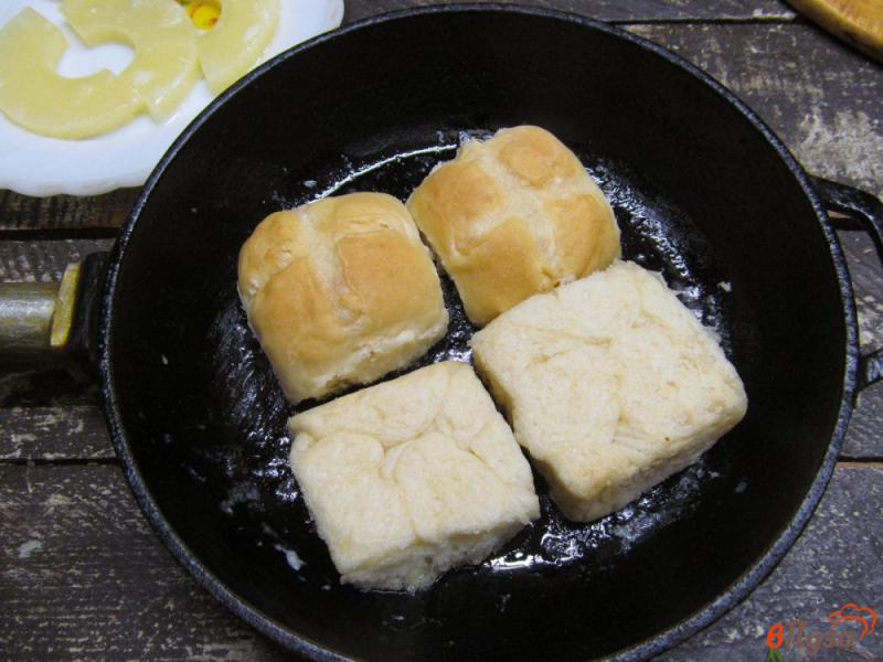 Фото приготовление рецепта: Тосты с ананасом под сыром шаг №4