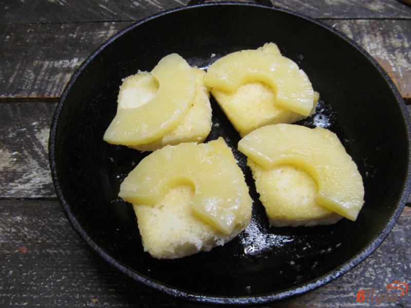 Фото приготовление рецепта: Тосты с ананасом под сыром шаг №5