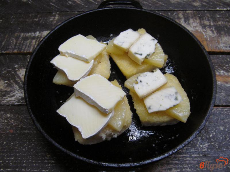 Фото приготовление рецепта: Тосты с ананасом под сыром шаг №6
