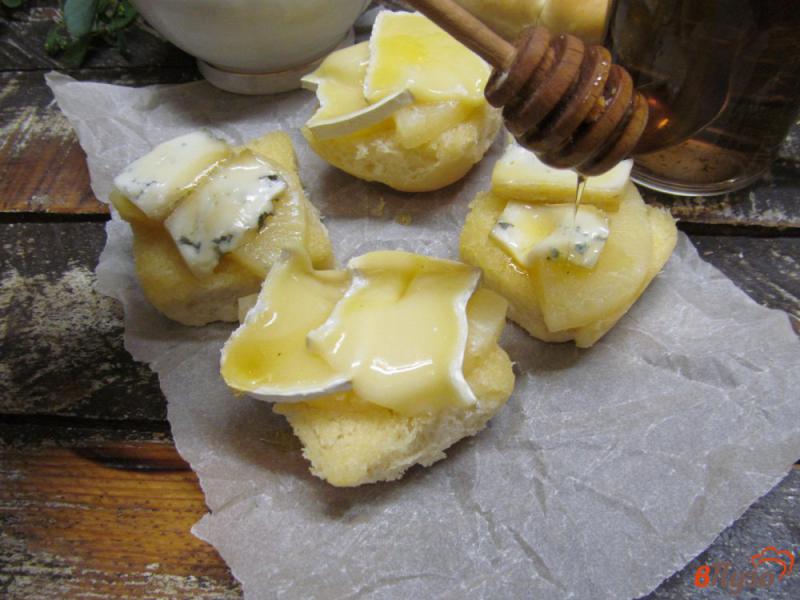 Фото приготовление рецепта: Тосты с ананасом под сыром шаг №7