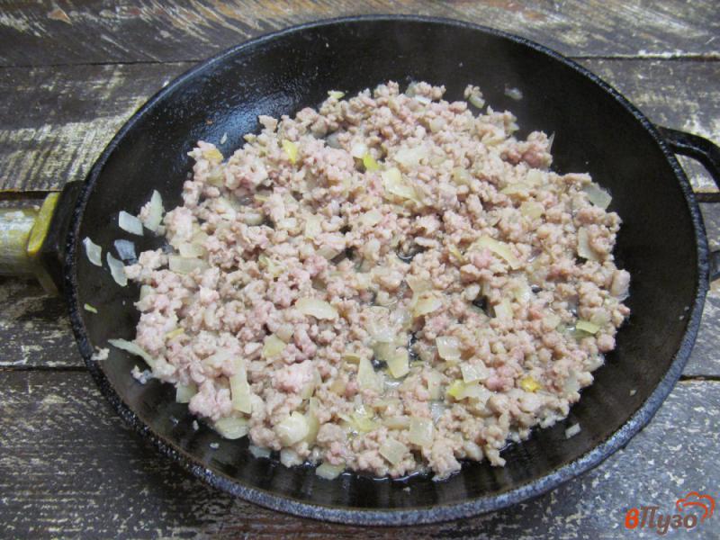 Фото приготовление рецепта: Заливной пирог на кефире с мясным фаршем шаг №2