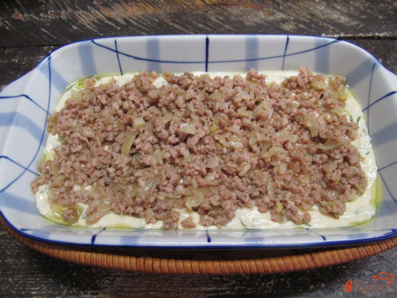 Фото приготовление рецепта: Заливной пирог на кефире с мясным фаршем шаг №7