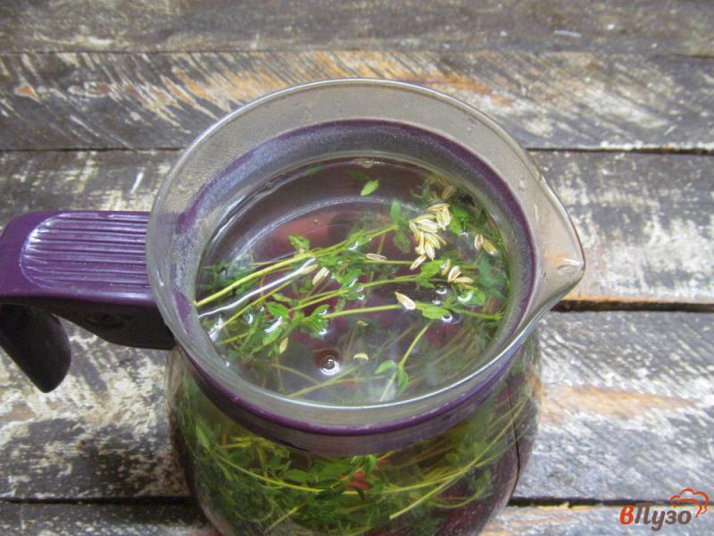 Фото приготовление рецепта: Чай из черешни с тимьяном шаг №3