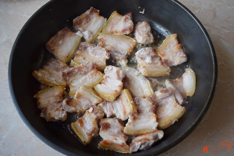 Фото приготовление рецепта: Свиная грудинка, жареная с картошкой шаг №3