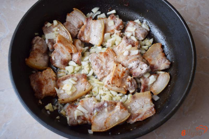 Фото приготовление рецепта: Свиная грудинка, жареная с картошкой шаг №4