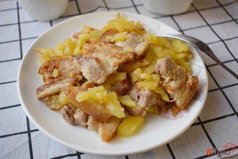Фото приготовление рецепта: Свиная грудинка, жареная с картошкой шаг №8
