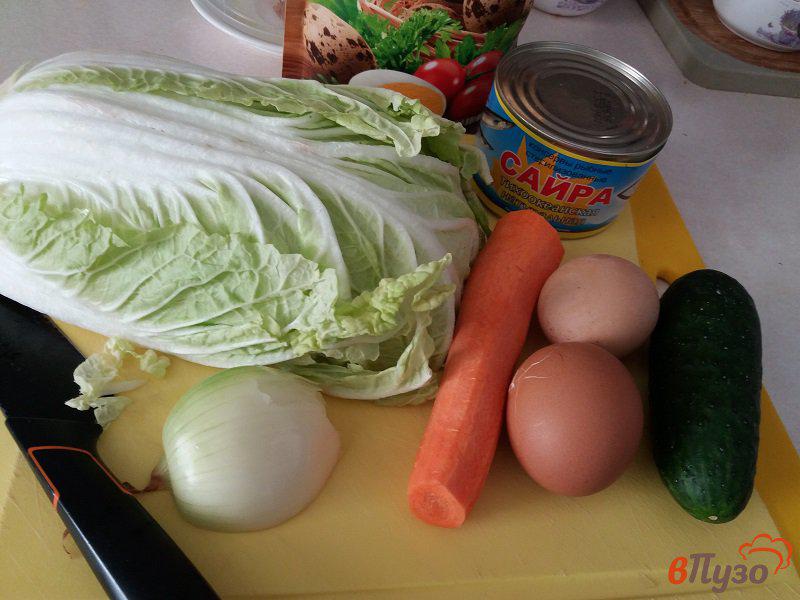 Фото приготовление рецепта: Салат с пекинской капустой и сайрой шаг №1