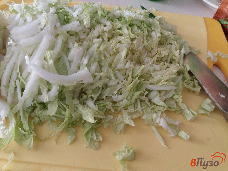 Фото приготовление рецепта: Салат с пекинской капустой и сайрой шаг №3