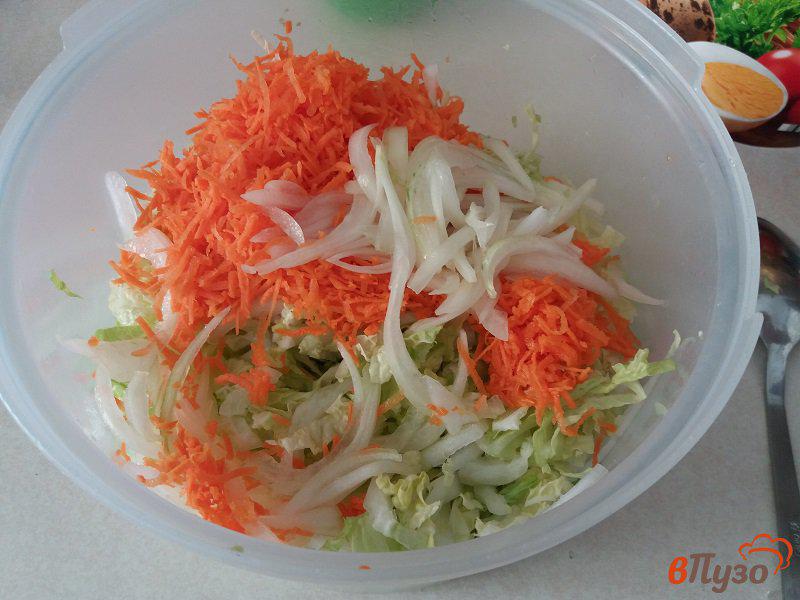 Фото приготовление рецепта: Салат с пекинской капустой и сайрой шаг №6