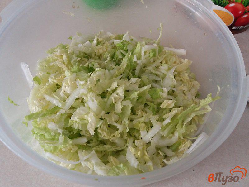 Фото приготовление рецепта: Салат с пекинской капустой и сайрой шаг №5