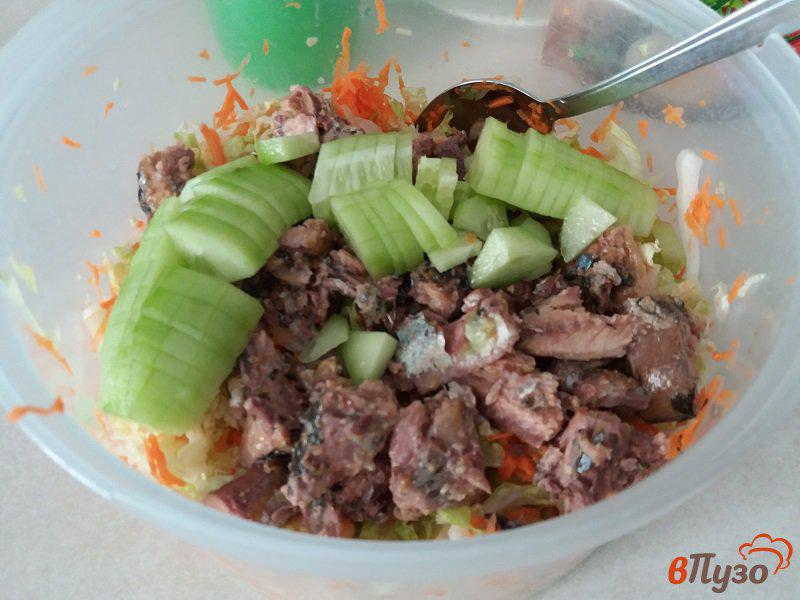 Фото приготовление рецепта: Салат с пекинской капустой и сайрой шаг №10
