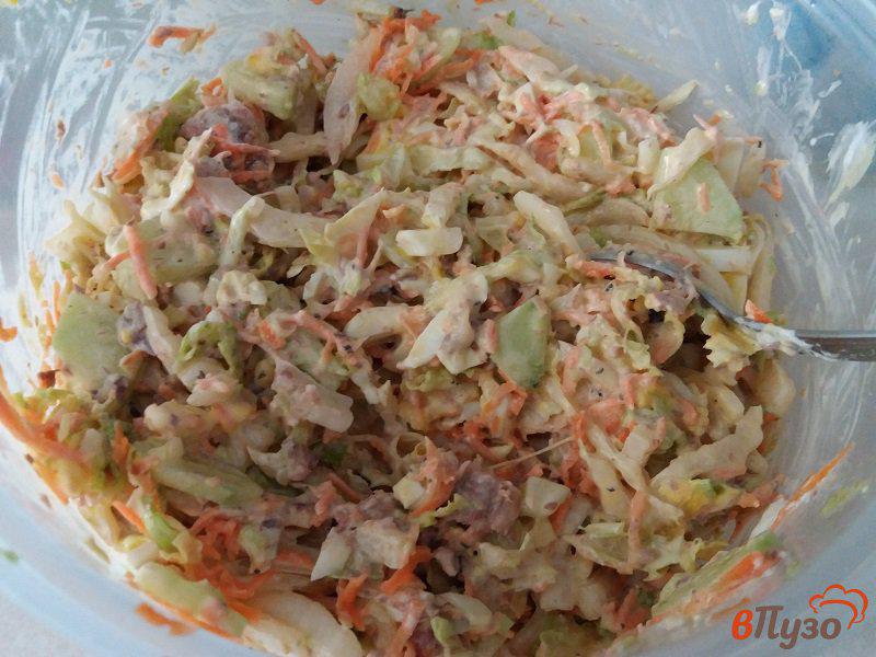 Фото приготовление рецепта: Салат с пекинской капустой и сайрой шаг №12