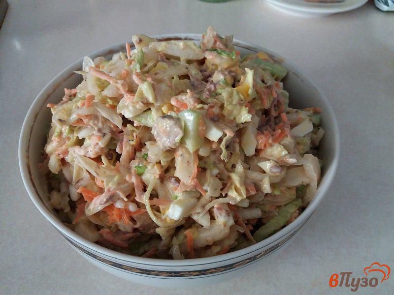 Фото приготовление рецепта: Салат с пекинской капустой и сайрой шаг №13