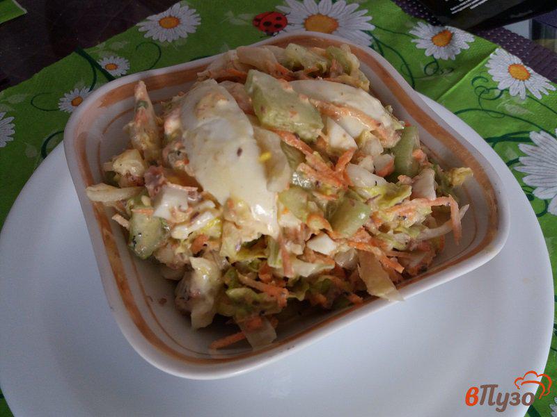 Фото приготовление рецепта: Салат с пекинской капустой и сайрой шаг №14