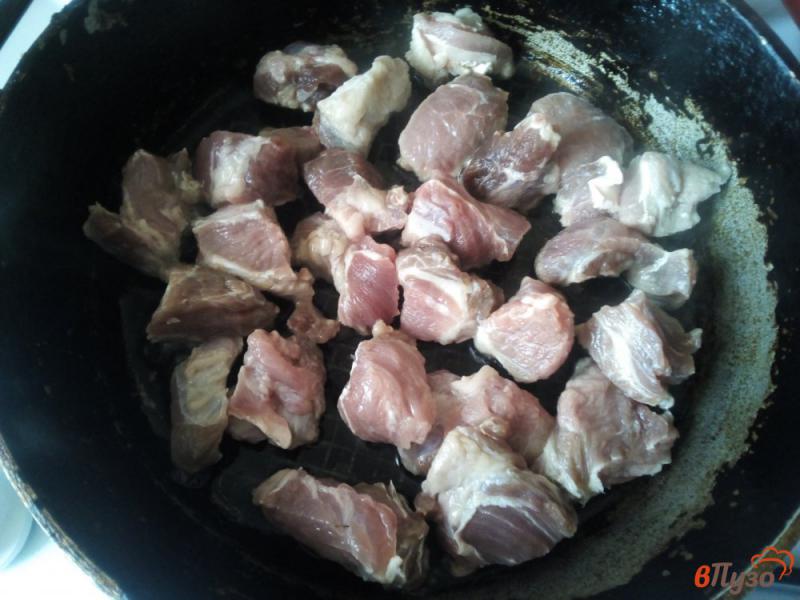 Фото приготовление рецепта: Картофель со свининой и грибами в горшочках шаг №1