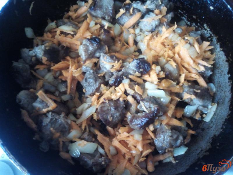 Фото приготовление рецепта: Картофель со свининой и грибами в горшочках шаг №2