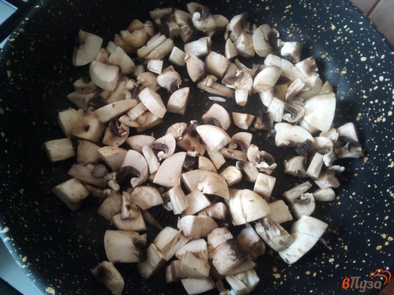 Фото приготовление рецепта: Картофель со свининой и грибами в горшочках шаг №4