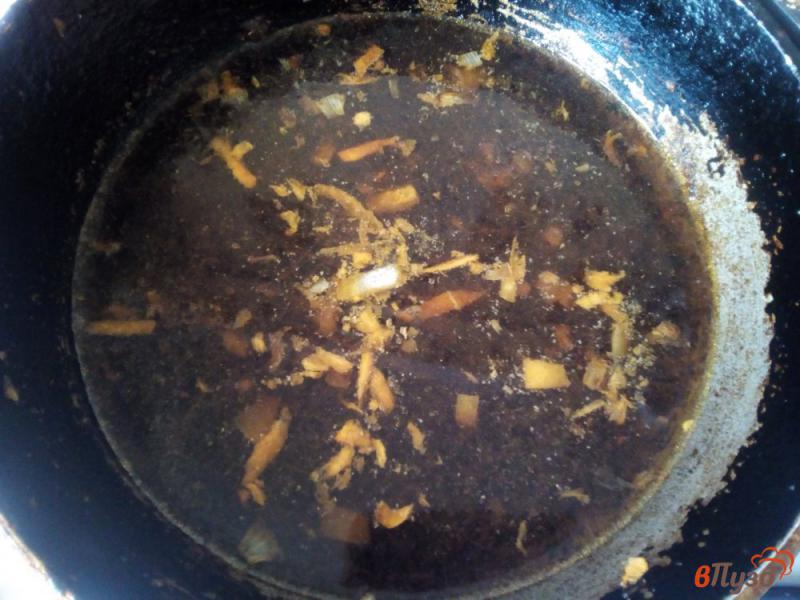 Фото приготовление рецепта: Картофель со свининой и грибами в горшочках шаг №6